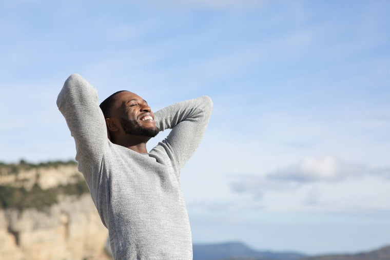Men's crewneck sweatshirt worn outdoors