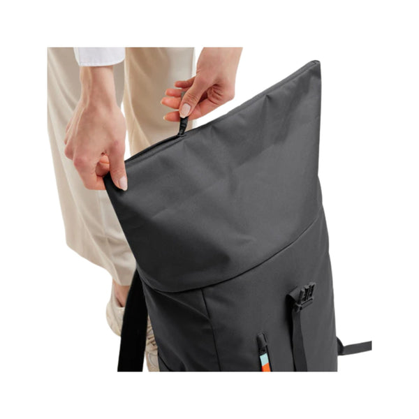 Person wearing the GOT BAG Roll Top Easy in Shark color during a casual urban commute